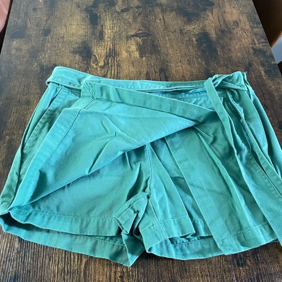 Vineyard Vines blue/green skort  - Picture 7 of 10